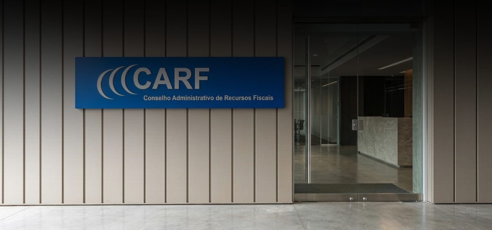 Fachada do CARF, Conselho Administrativo de Recursos Fiscais, com a placa azul ao lado da porta de vidro